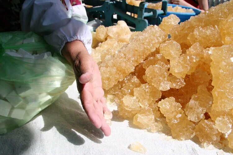 Желтый кристаллический сахар. Узбекский сахар нават. Нават виноградный сахар. Набат сахар таджикистан. Комковой сахар нават.