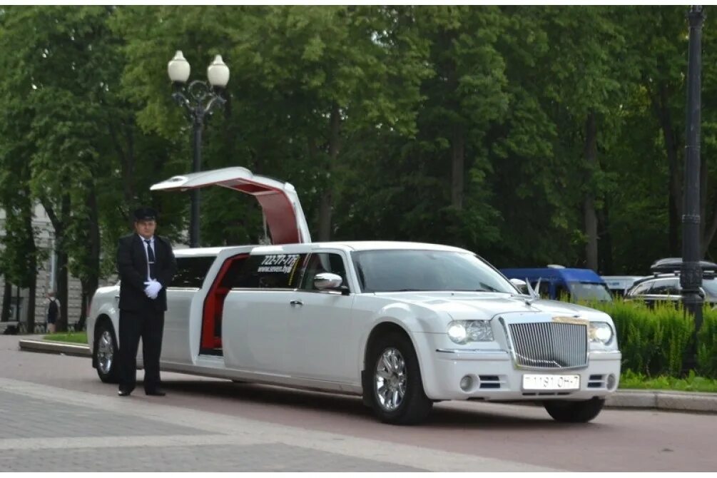 Арендовать лимузин с водителем. Пассажирский лимузин автобусный. Хаммер аренда. Крайслер 300с лимузин. Таун кар 2004 линкольн лимузин.