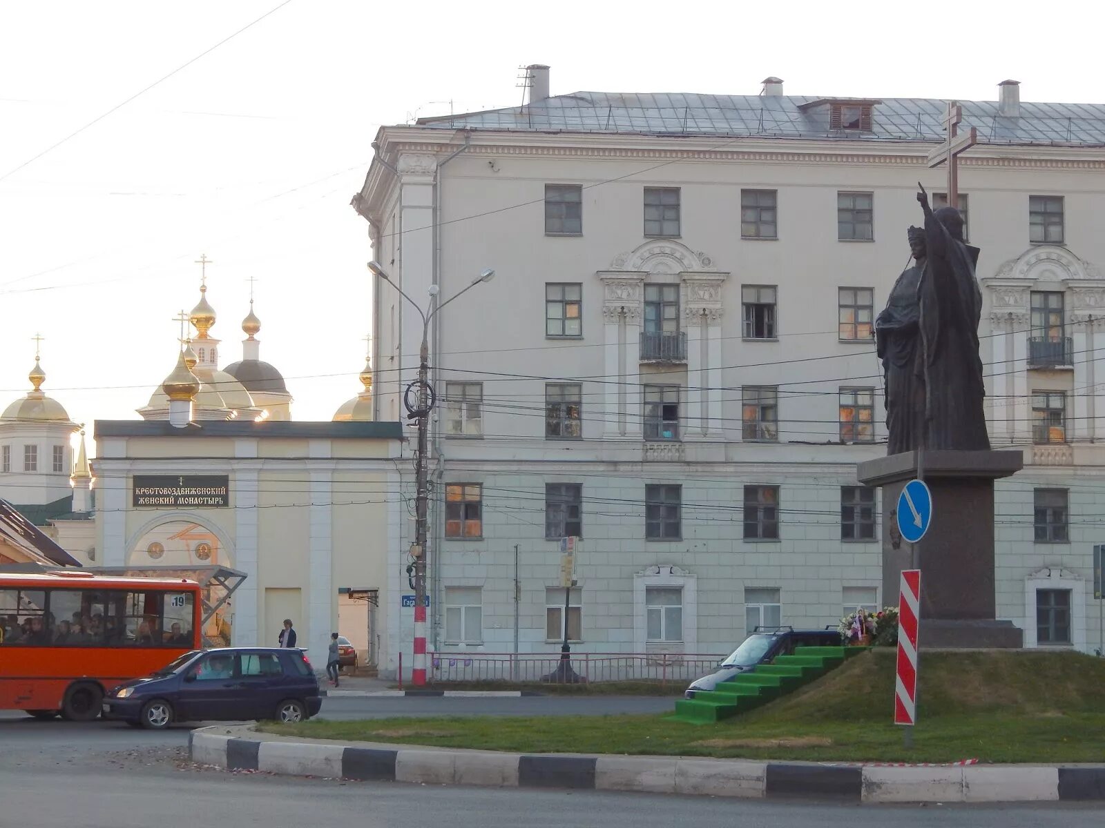 Пл лядова. Монастырь на площади Лядова в Нижнем Новгороде. Площадь Лядова Нижний Новгород. Памятник на площади Лядова. Памятник на пл Лядова в Нижнем Новгороде.