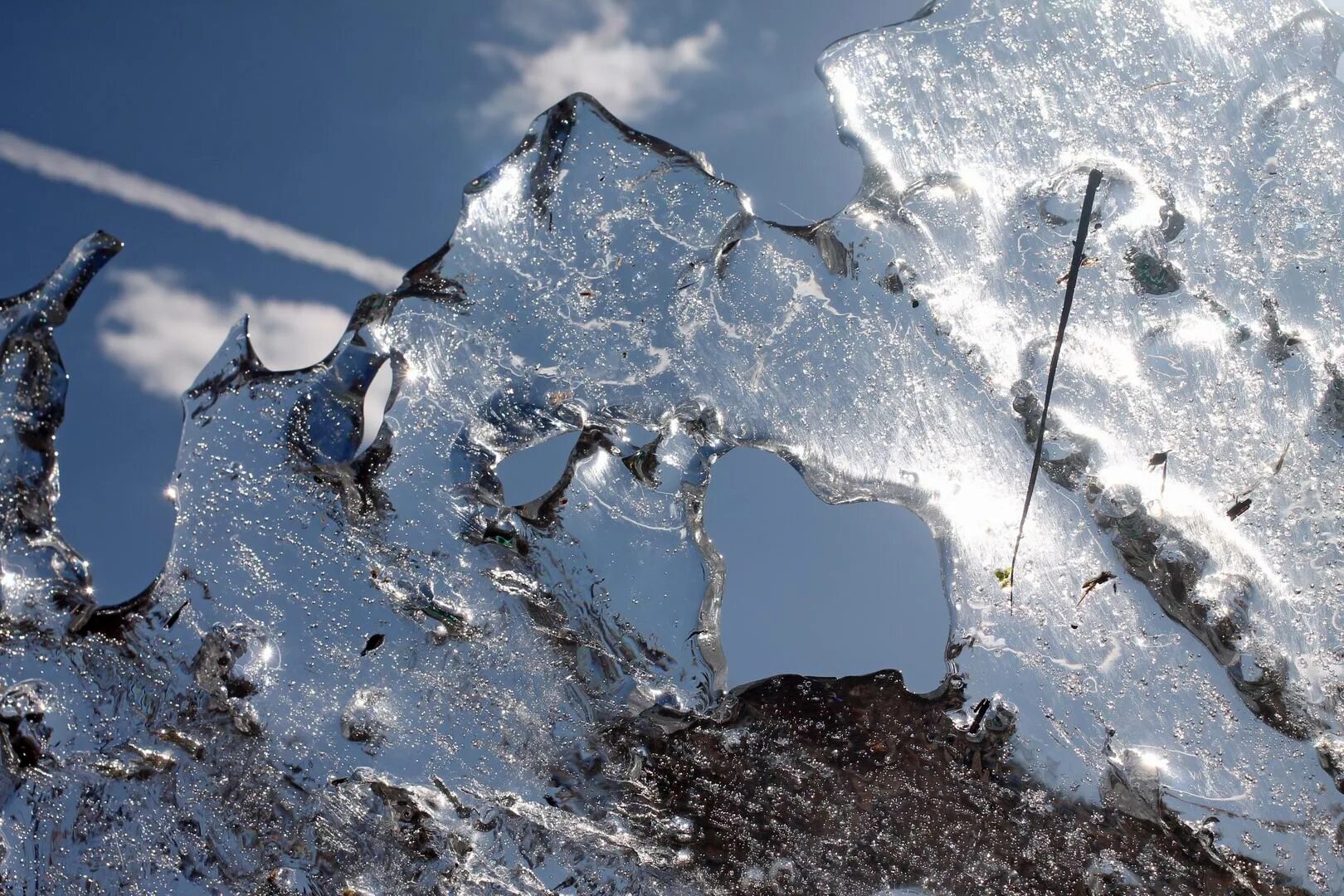 прозрачность льда байкала. озеро байкал лед. видно ледяной. льдинки в воде. торосы на байкале.