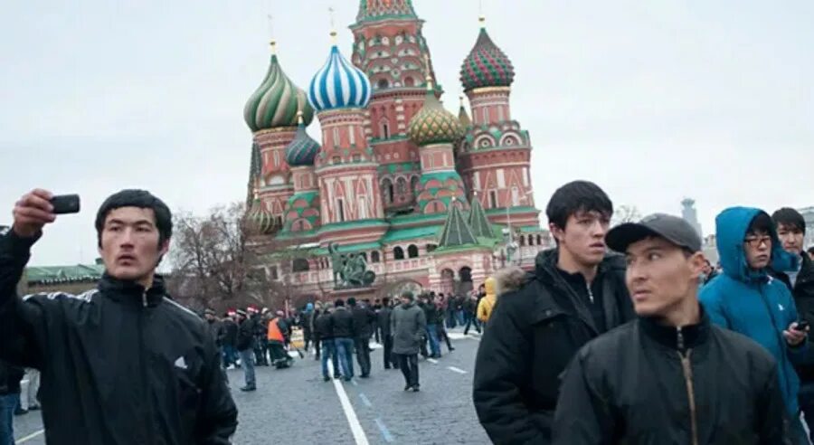 Таджики в москве новости последние. Чурки на красной площади. Узбеки в Москве. Киргизы на красной площади. Мигранты на красной площади.