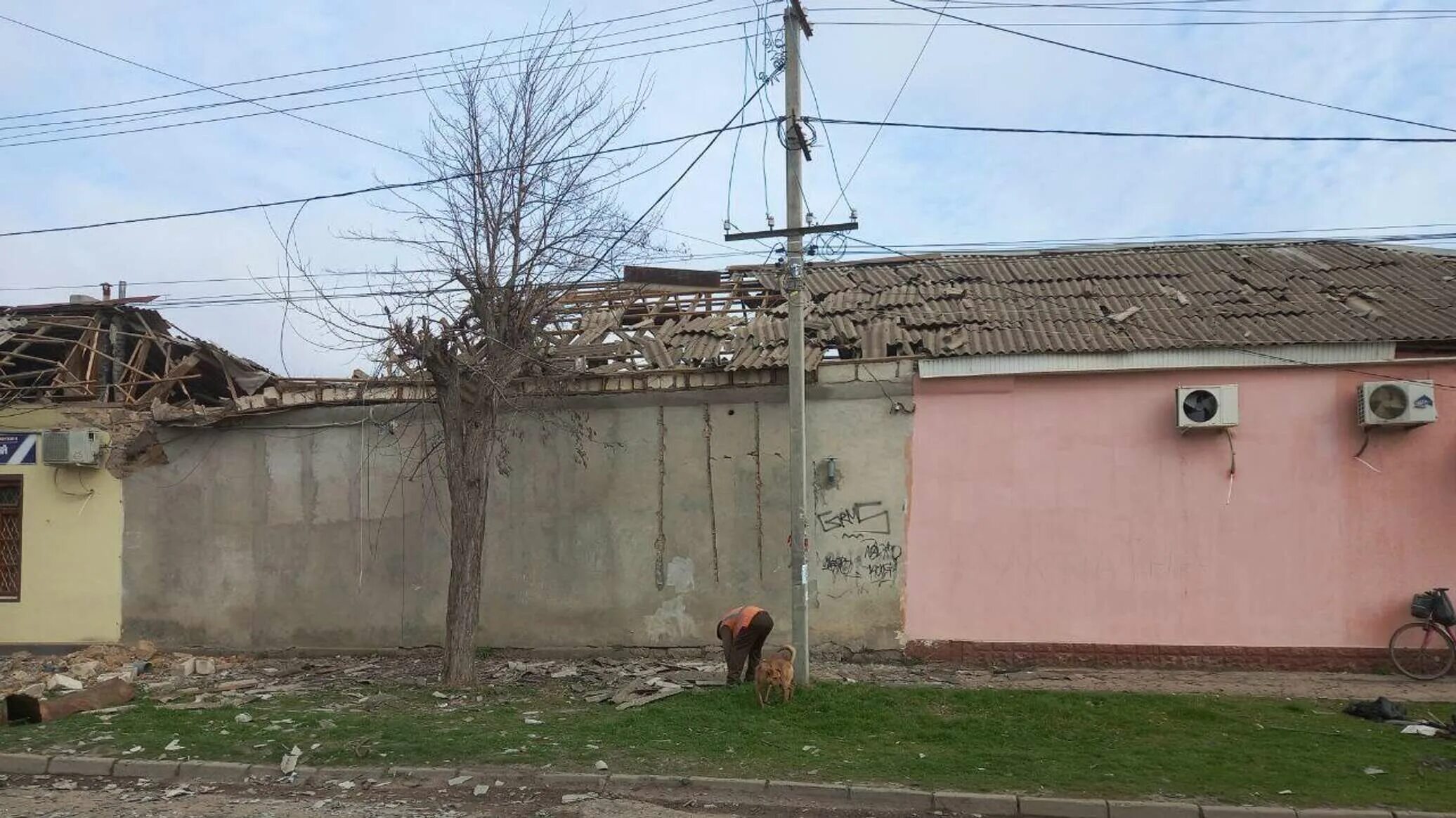Удар по джанкою в крыму сегодня. Разрушение дома. Разрушенное здание. Разрушенные дома в Украине. Джанкой Крым.