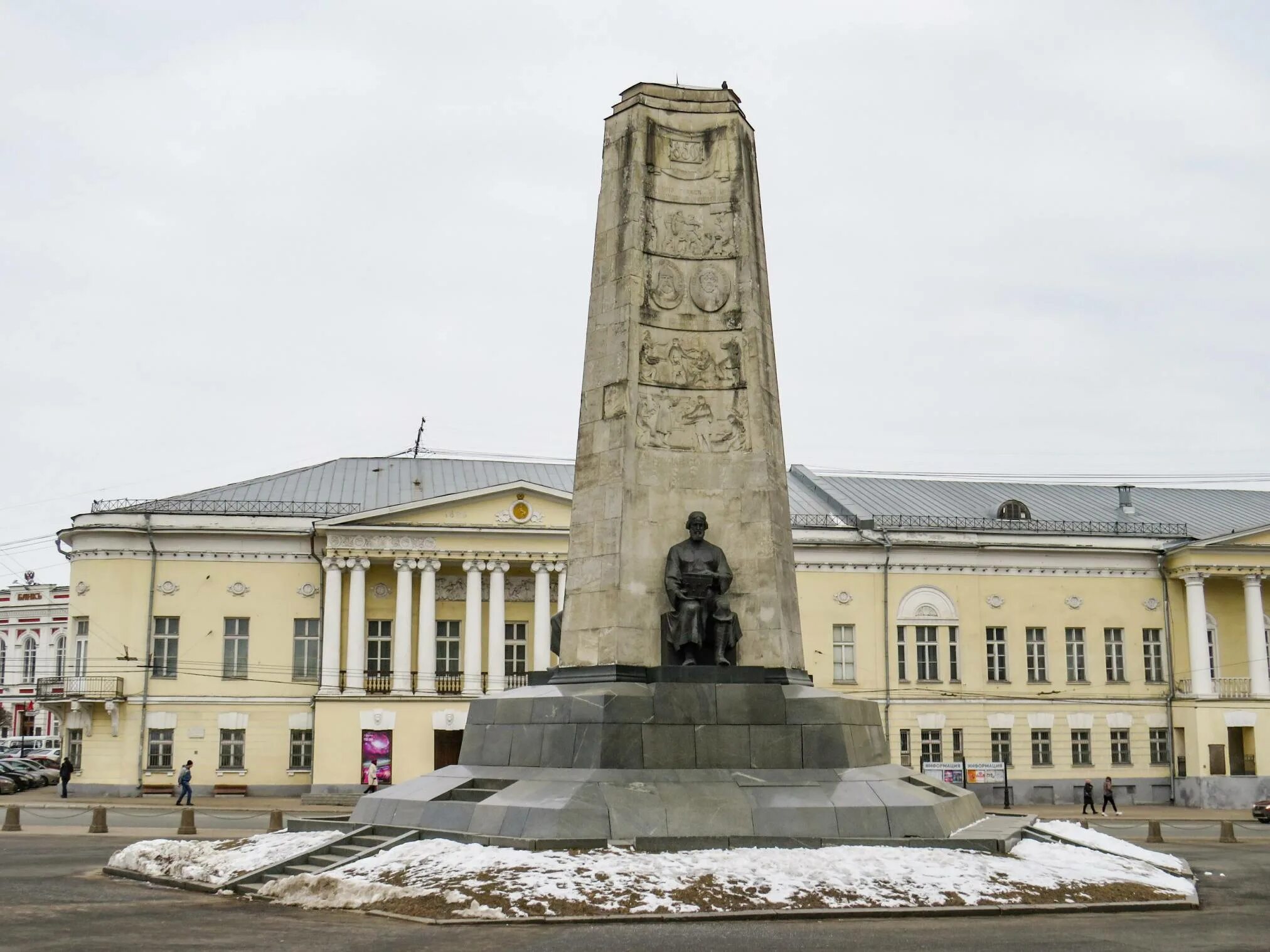 Соборная площадь во владимире. Монумент во владимире в честь 850-летия. соборная площадь. памятник 850-летию владимира. памятник на соборной площади во владимире.