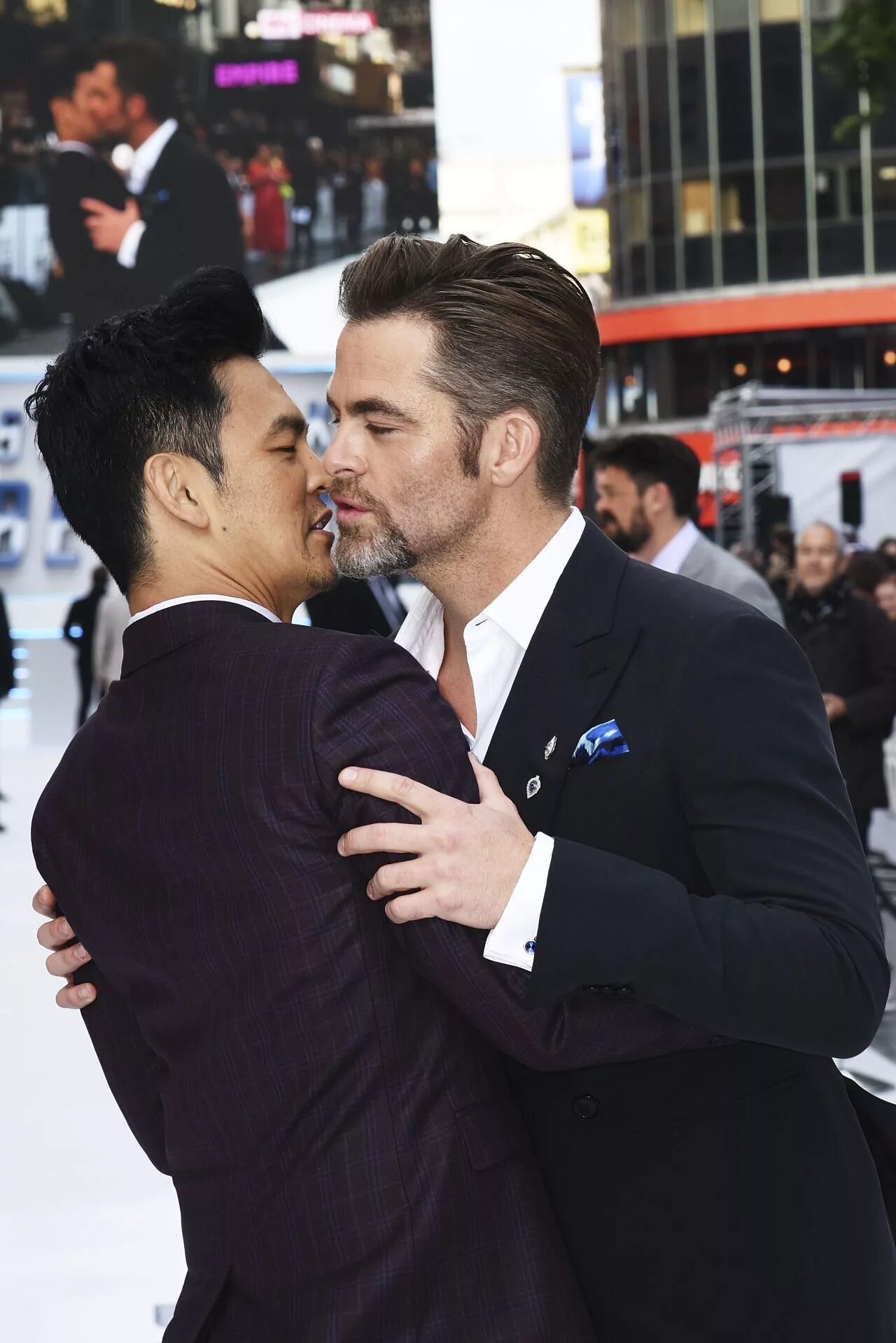 Признался в нетрадиционной ориентации. Признался в нетрадиционной ориентации. Артисты голубые. Признался в нетрадиционной ориентации. Лазарев и его парень.