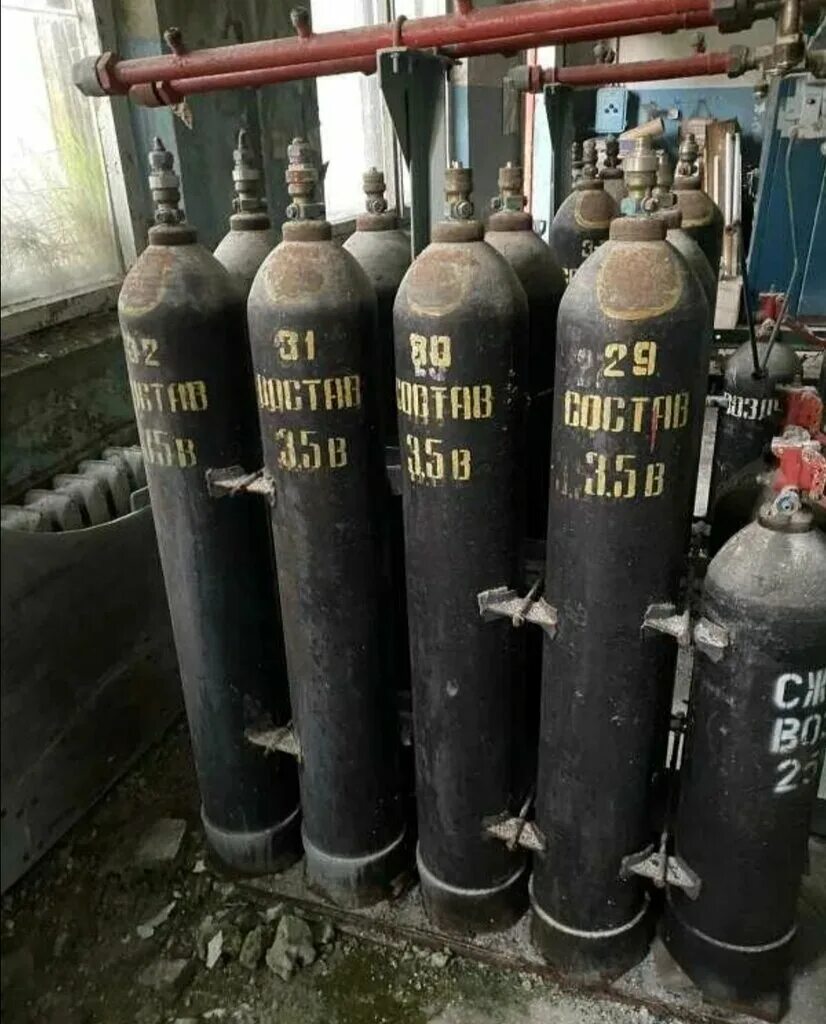 Газовый баллончик с фонариком. Красный баллон. Газовые баллоны в поезде. Газовые баллоны в поезде. Газовый баллон 150 литров.