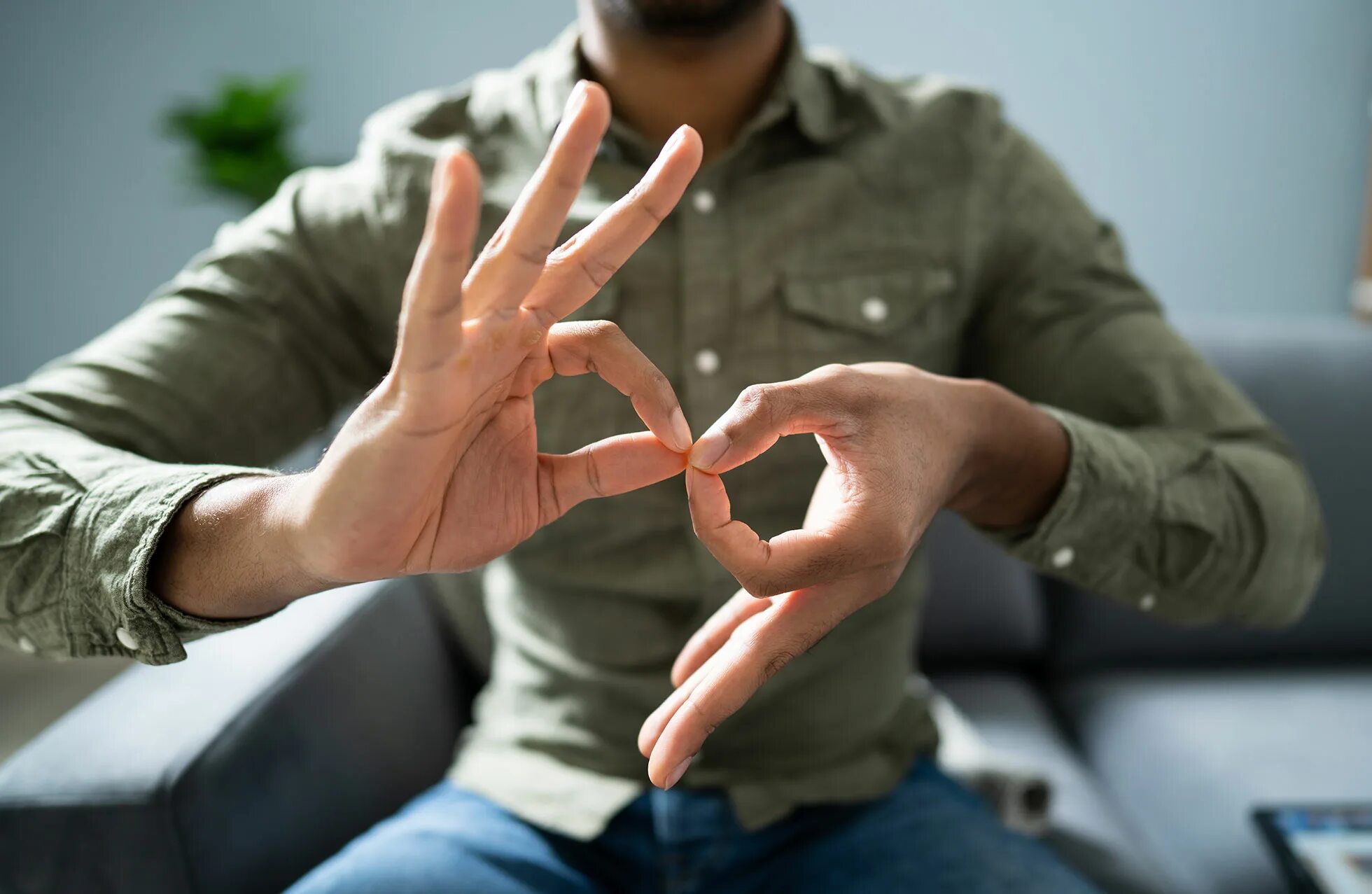 Жест екатеринбург. Язык глухонемых. Глухие студенты. Глухие люди. Общение глухонемых людей.