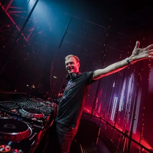 Man asot. Asot 1165. asot. asot 1170. armin van buuren за компьютером.