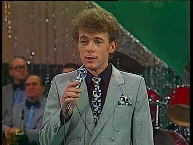 Юность песня текст. Кто исполняет песню спасибо молодость. Гражданская оборона лунный переворот. Кто исполняет песню спасибо молодость. Молодость рождество молодость.