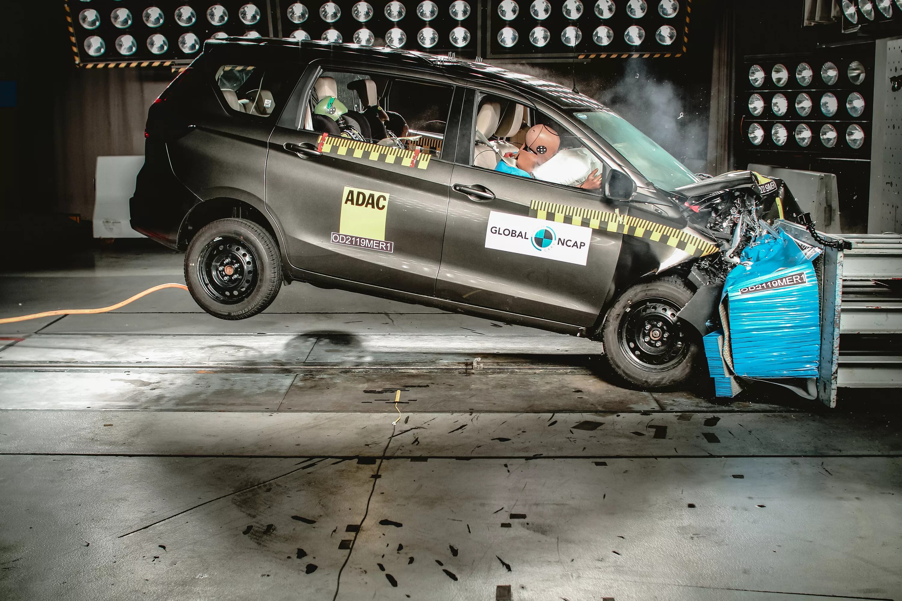 Краш тест часов. Краш тест машин. сузуки карри краш тест. краш тест suzuki apv. самая безопасная машина в мире.
