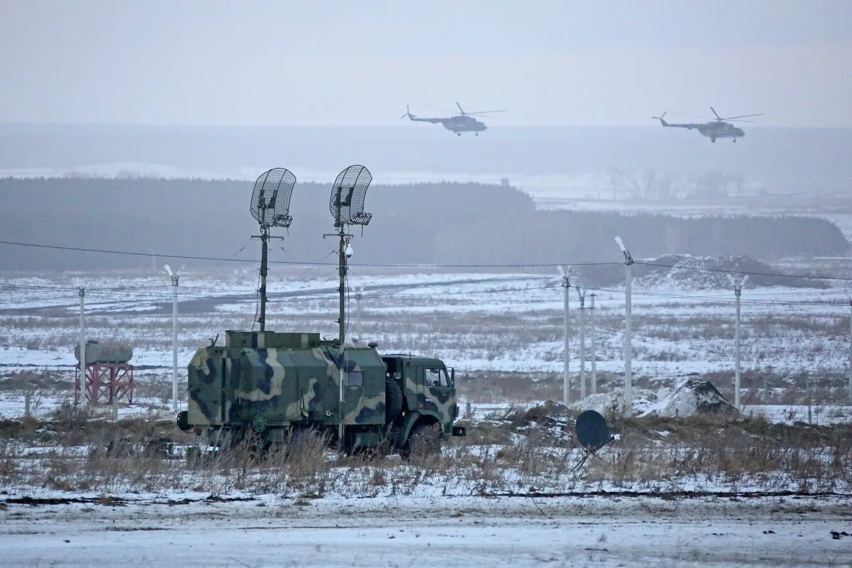 Включи военная станция. Войска связи РФ техника. Связисты на учениях. Учения войск связи. Станции связи военные.