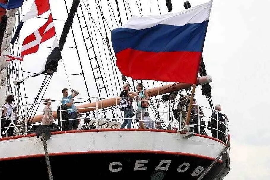 Флаг судов рф. Флаг на корабле. Корабль с российским флагом. Флагшток на судне. Изображение флага России на кораблях.