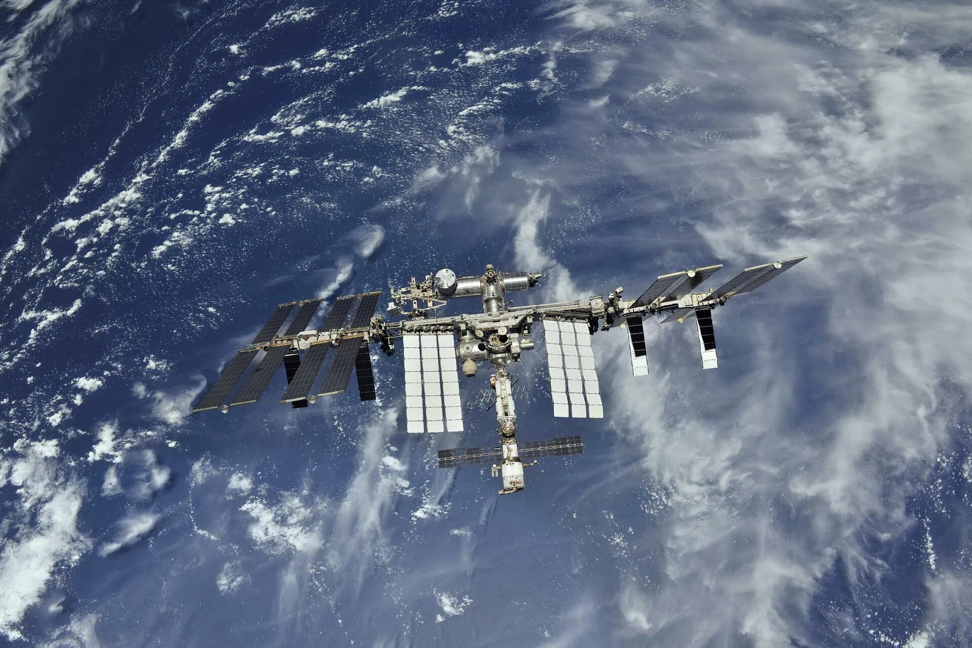 Space station. Космическая станция МКС. Международная орбитальная станция МКС. Модуль Заря МКС. Роскосмос МКС.