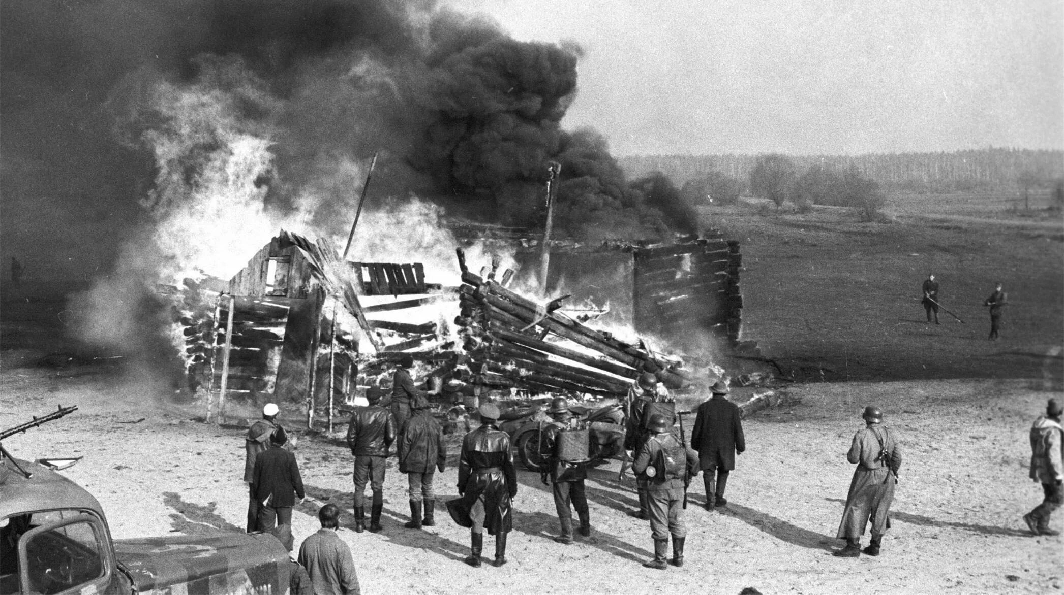 Жег г. Стих жечь города и в церковь гнать табун. Жег г. Жечь города и в церковь гнать табун. Викинги жгут деревню.