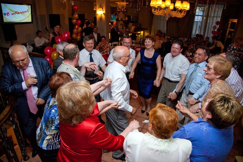 Гости на празднике. День рождения в ресторане. Тамада женщина. Отмечаем женский юбилей. Как организовать юбилей компании.