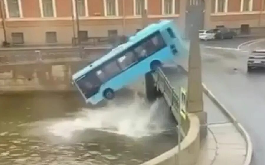 Пассажиры упавшего автобуса. Пассажиры упавшего автобуса