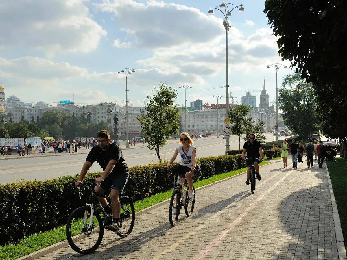 Ведущий велосипед по дороге. Велодорожки екатеринбург. велогород екатеринбург константин. набережная волгоград велодорожка. велосипедное движение.
