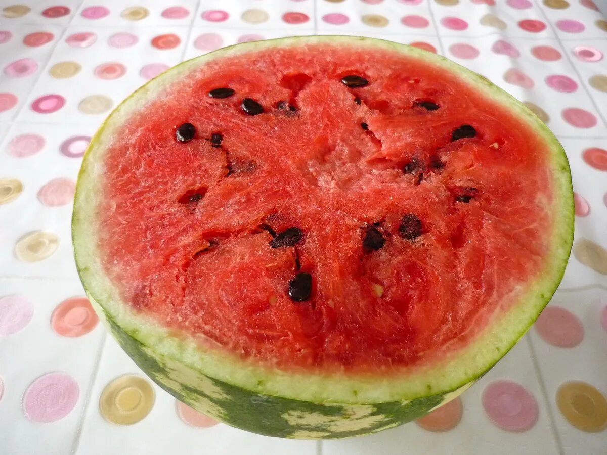 половина арбуза. арбуз резаный. арбуз на столе. арбуз нарезанный.