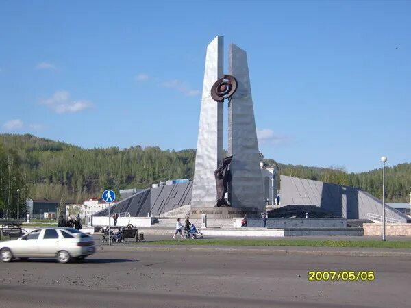 Междуреченск кемеровская область памятник. Памятник горнякам междуреченск. Мемориал шахтерской славы междуреченск. Мемориал погибшим шахтерам междуреченск. Междуреченск достопримечательности.