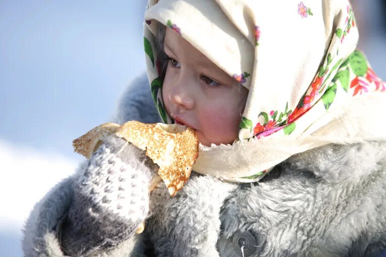 Девочка масленица картинка. Детям о Масленице. Фотосессия малыша на Масленицу. Масленица фотосессия. Масленица. Блины.