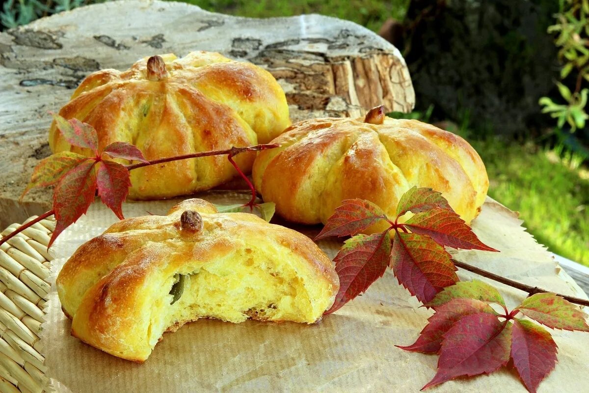 Булочки из тыквенного теста. Тыквенные булочки. булочка осенняя. вкусные булочки с тыквой. булочки тыковки.