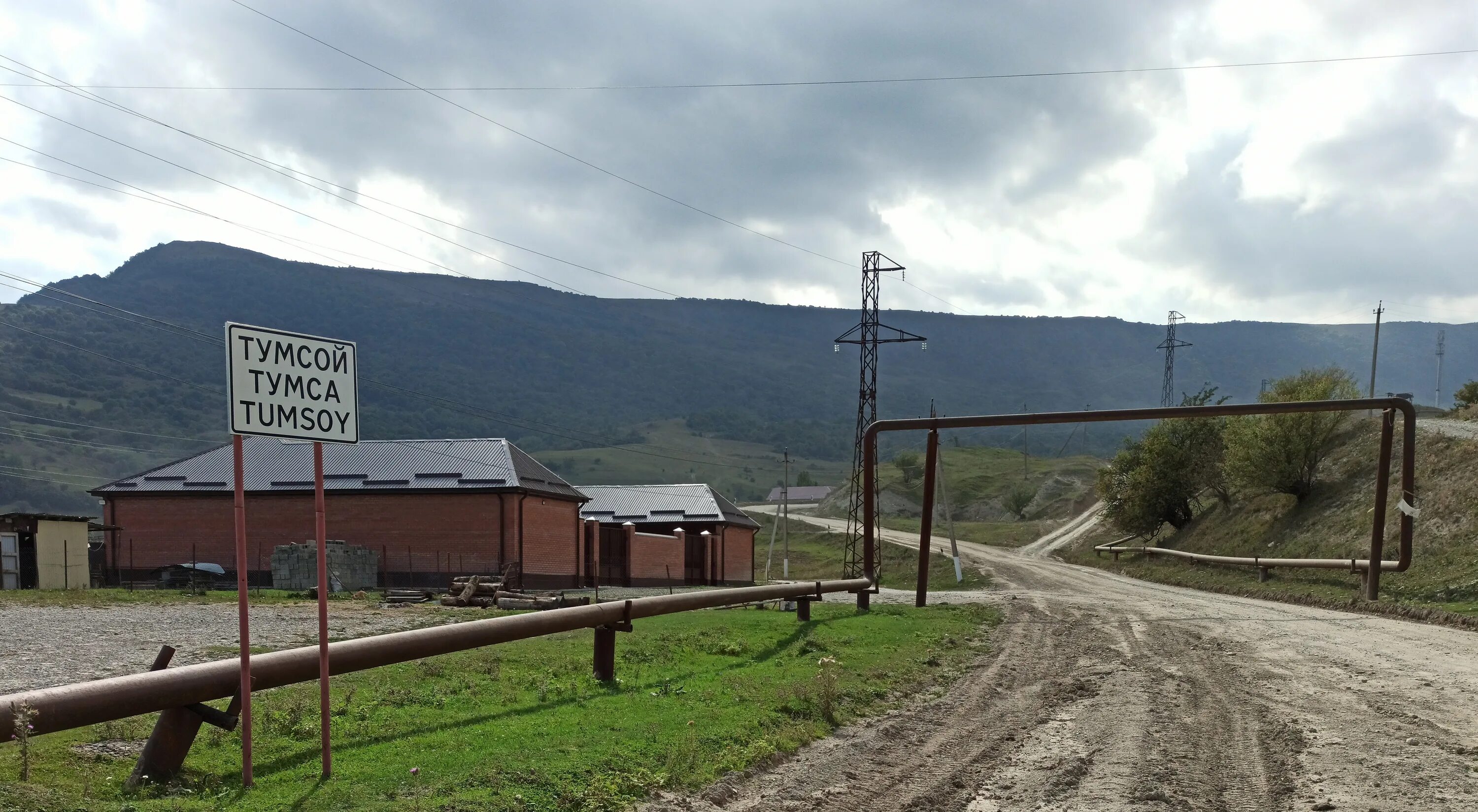 Пункта ала. Гора Тумсой лам. Село Тумсой Чечня. Тумсой фото. Село Дарго дорожный знак.