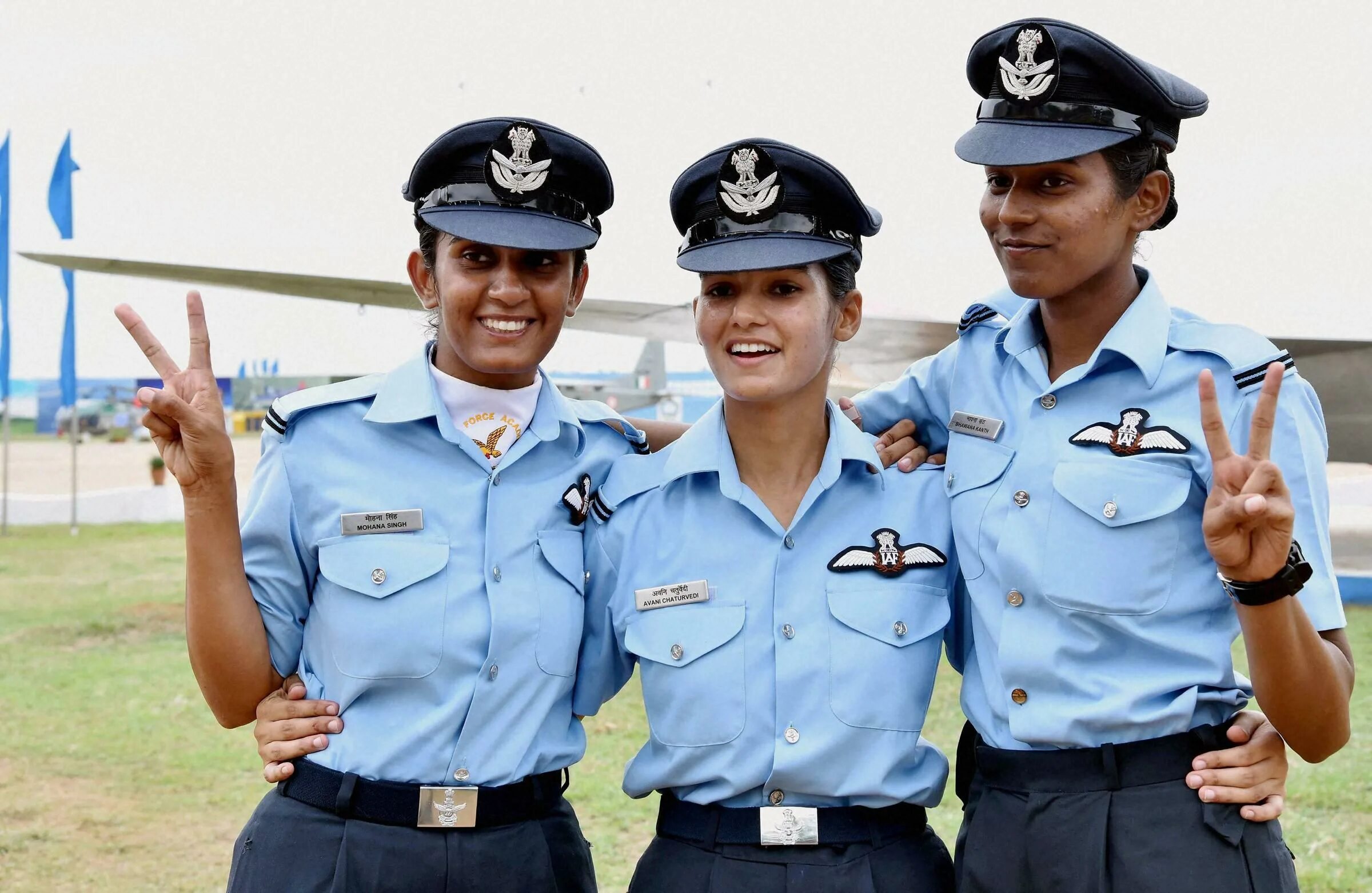 Woman is forced. Авани Чатурведи. Форма моряков Индии. Пилоты Индии. Indian Air Force.