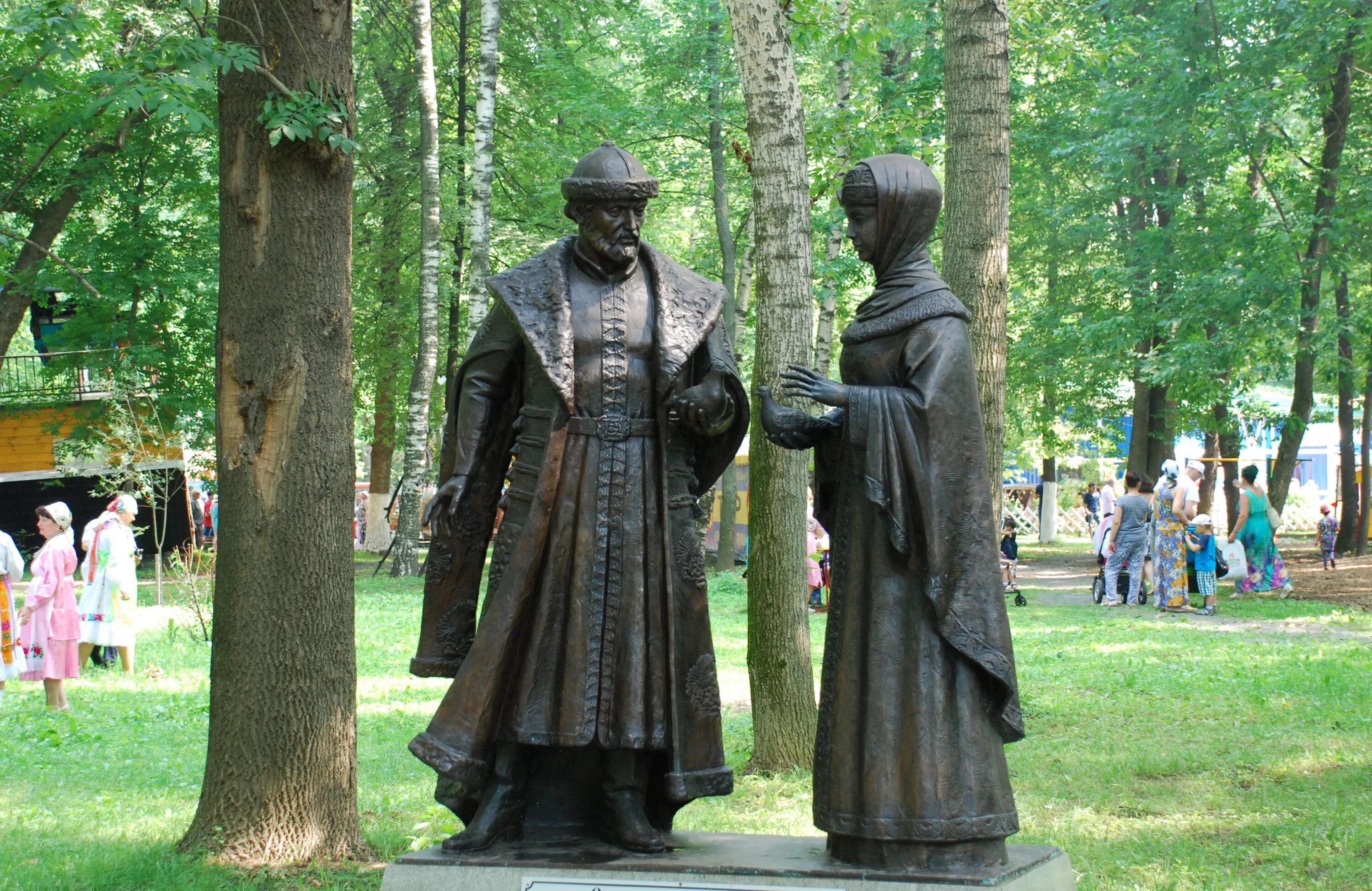 Памятник Петру и Февронии в Нижнем Новгороде. Памятник Петру и Февронии в Нижнем Новгороде в Приокском районе. Памятники любви верности в омске