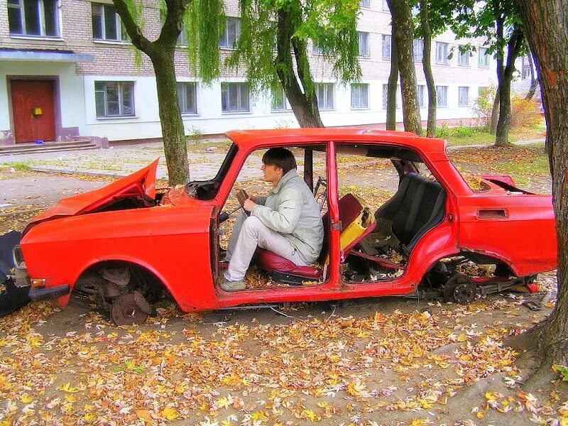 Придурочная машины. Смешные ситуации на дорогах. Машина для дебила. Придурок в машине. Прикольные рисунки автомобилей.