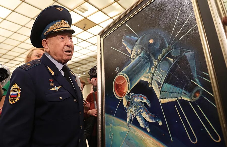 Первый российский космонавт вышедший в открытый космос. Леонов космонавт.
