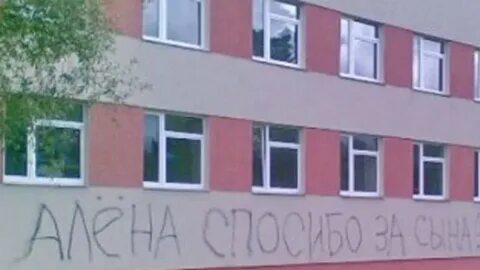 Под окнами роддома я стою