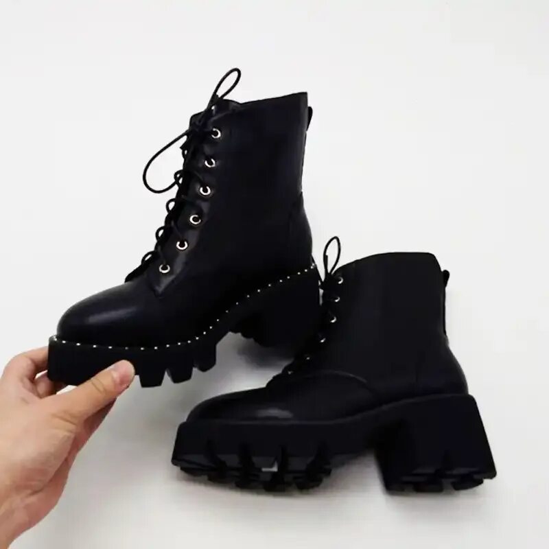 Черные ботинки шнуровка. Берцы женские 2020 Zara. Берцы женские 2020. Берцы 2023 женские. Ботинки Celine женские на шнуровке.