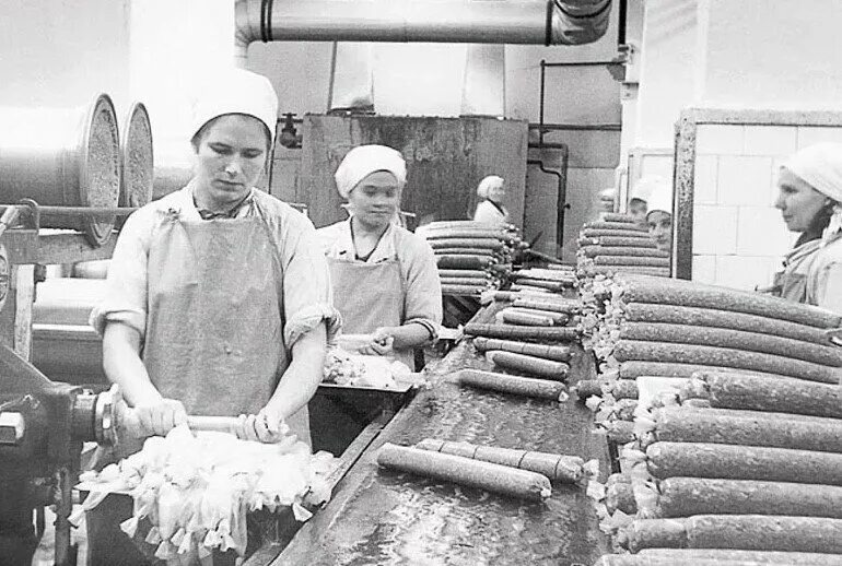 Презентация докторской колбасы. Мясная лавка до революции. Докторская колбаса сср. Колбасный завод ссср. Докторская колбаса вмссср.