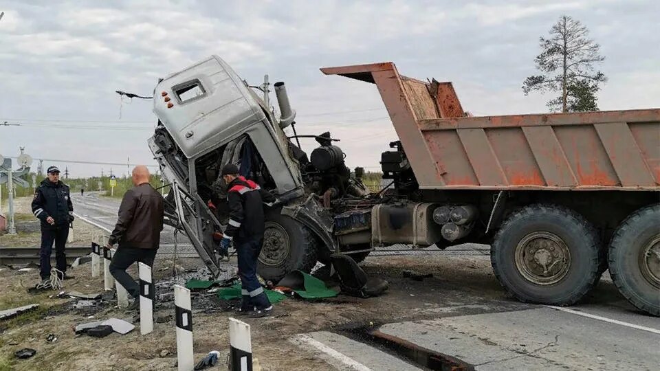 Камаз 4310 раздавил легковушку. 220 под камаз. Дтп в татарстане за последние сутки 2022 на трассе м7. Дтп камаз 5511. Авария в лямбирском районе вчера.