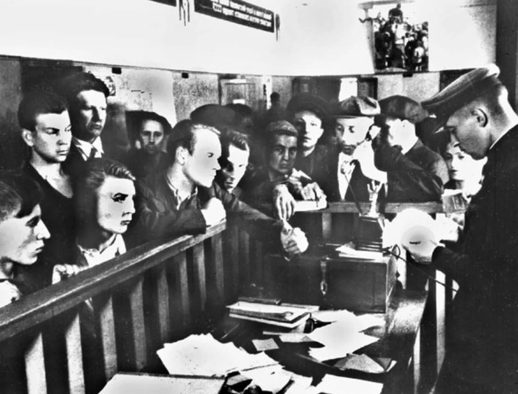 Военкоматы 1941 года. Очередь в военкомат 1941 год. Военкоматы 1941 года. Запись добровольцев в красную армию 1941. Добровольцы на фронт 1941.