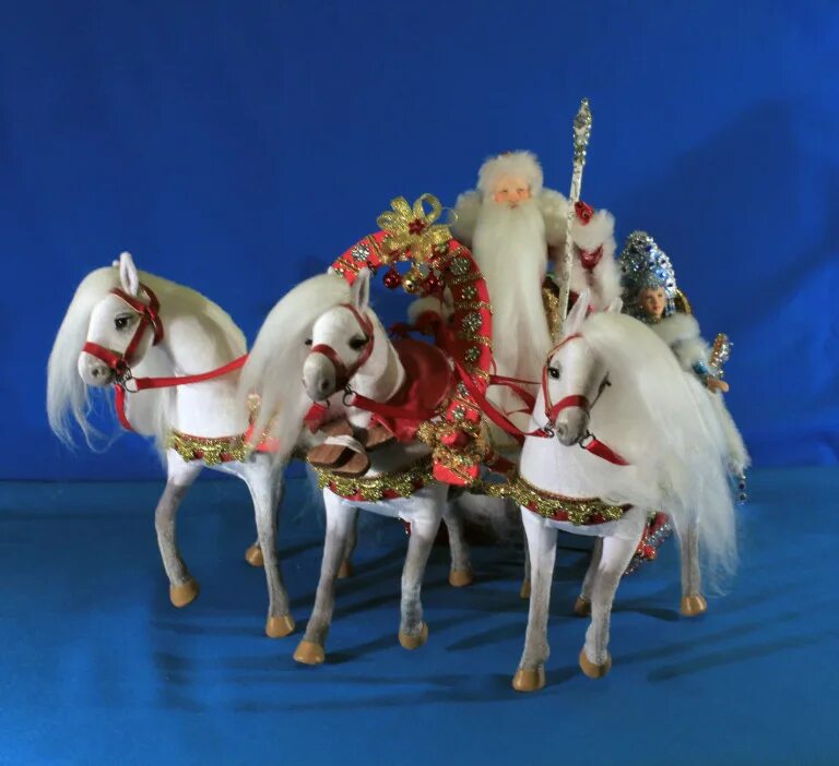 Лошадей деда мороза. Новогодняя тройка лошадей. новогодняя игрушка лошадка. дед мороз на санях с лошадьми. тройка лошадей новый год.