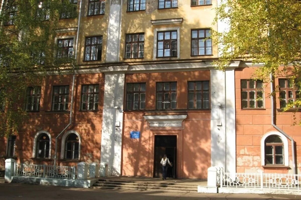 43 гимназия киров. 40 школа киров красина. 32 школа киров. школа 32 киров. красина 49 киров.