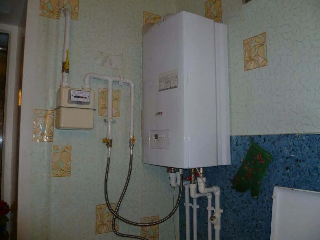 Можно ли поставить колонку в квартире. Газовая колонка в квартире. котел индивидуального отопления. газовая колонка в частном доме. газовый котел квартирный.
