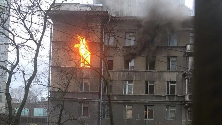 Пожар на проспекте Гагарина. Пожар в общежитии в Санкт-Петербурге. Пожар в общежитии СПБ. Горит общежитие. Сгоревшее общежитие