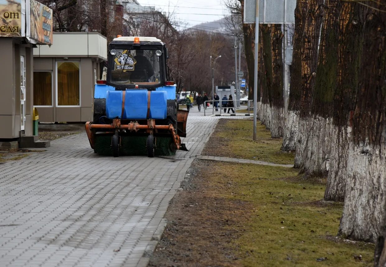 Расчистка тротуара. Расчистка тротуара. Расчистка площадки от снега в сметах. Расчистка тротуара. Уборка снега с тротуаров.