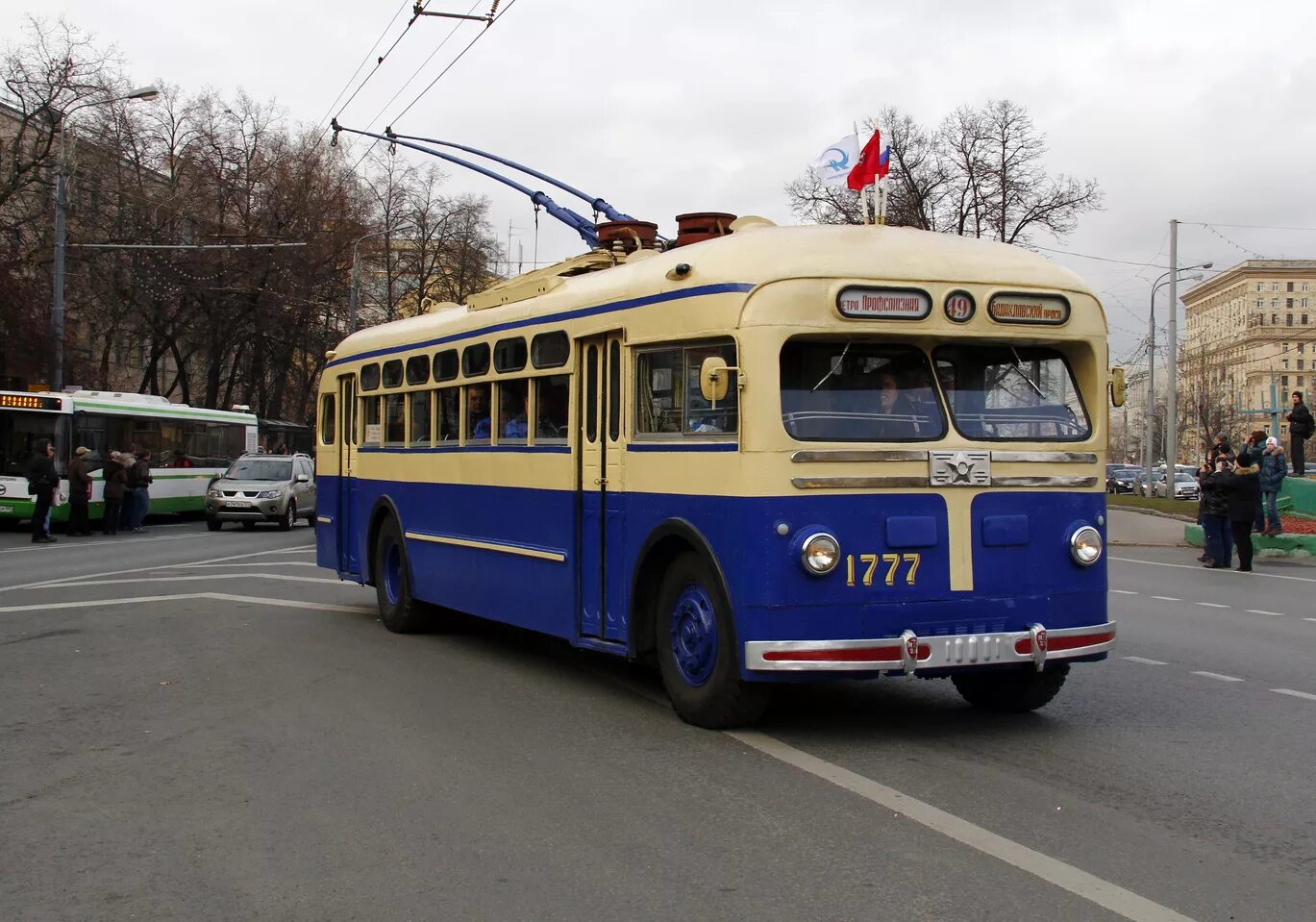 Троллейбус двигался со. Московский троллейбус 1933. первый московский троллейбус 15 ноября 1933. ретро троллейбус в москве. первый троллейбус в москве.