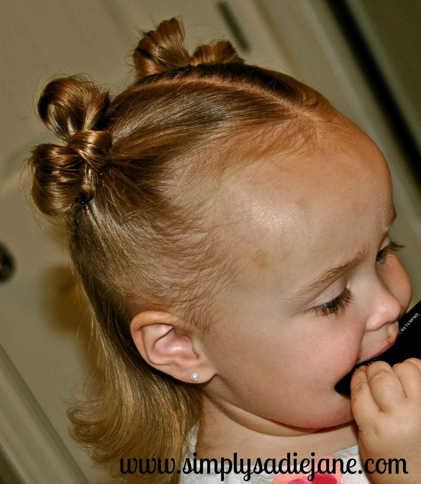 Прическа на жидкие волосы ребенку. Причёски для девочек 2 года. Причёски для девочек на редкие волосы. Причёски на короткие волосы для девочек. Для девочки редкие волосы.