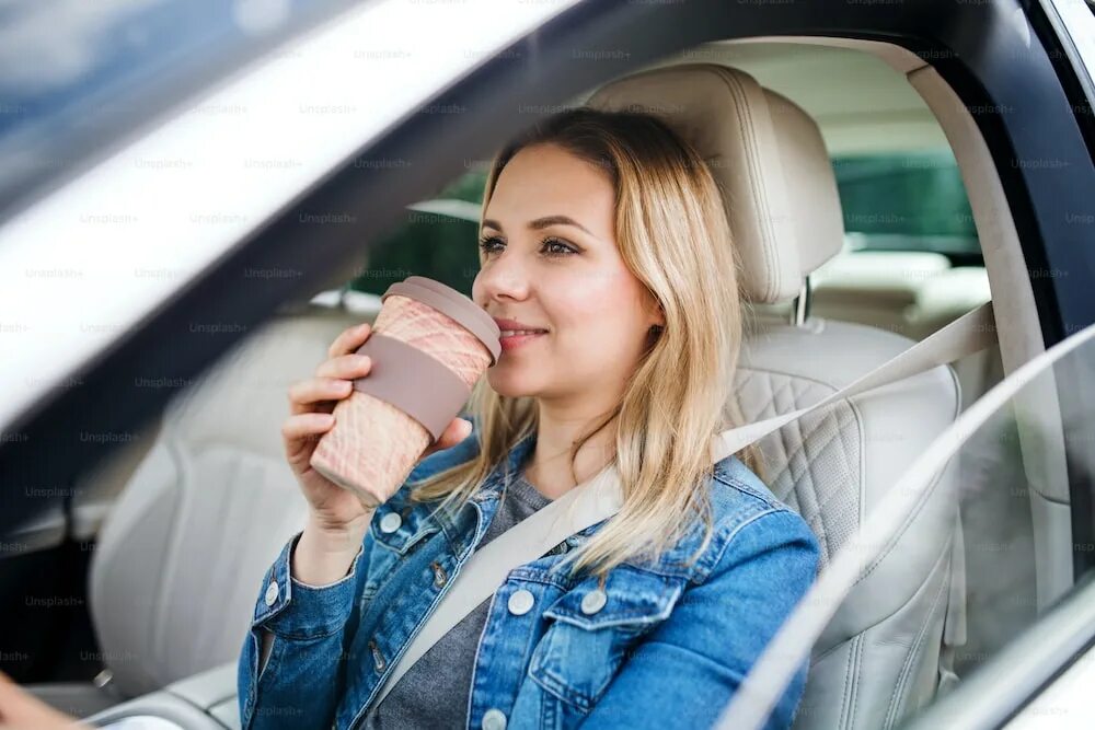 Пить кофе в машине. Девушка пьет кофе в машине. Блондинка пьет кофе в машине. Девушка пьет в машине. Сижу в машине песня