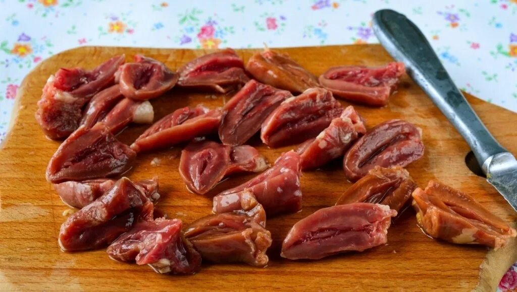 Как порезать сердечки. Куриные сердечки. порезанные куриные сердечки. куриные сердечки разрезанные пополам. нарезка куриных сердечек.