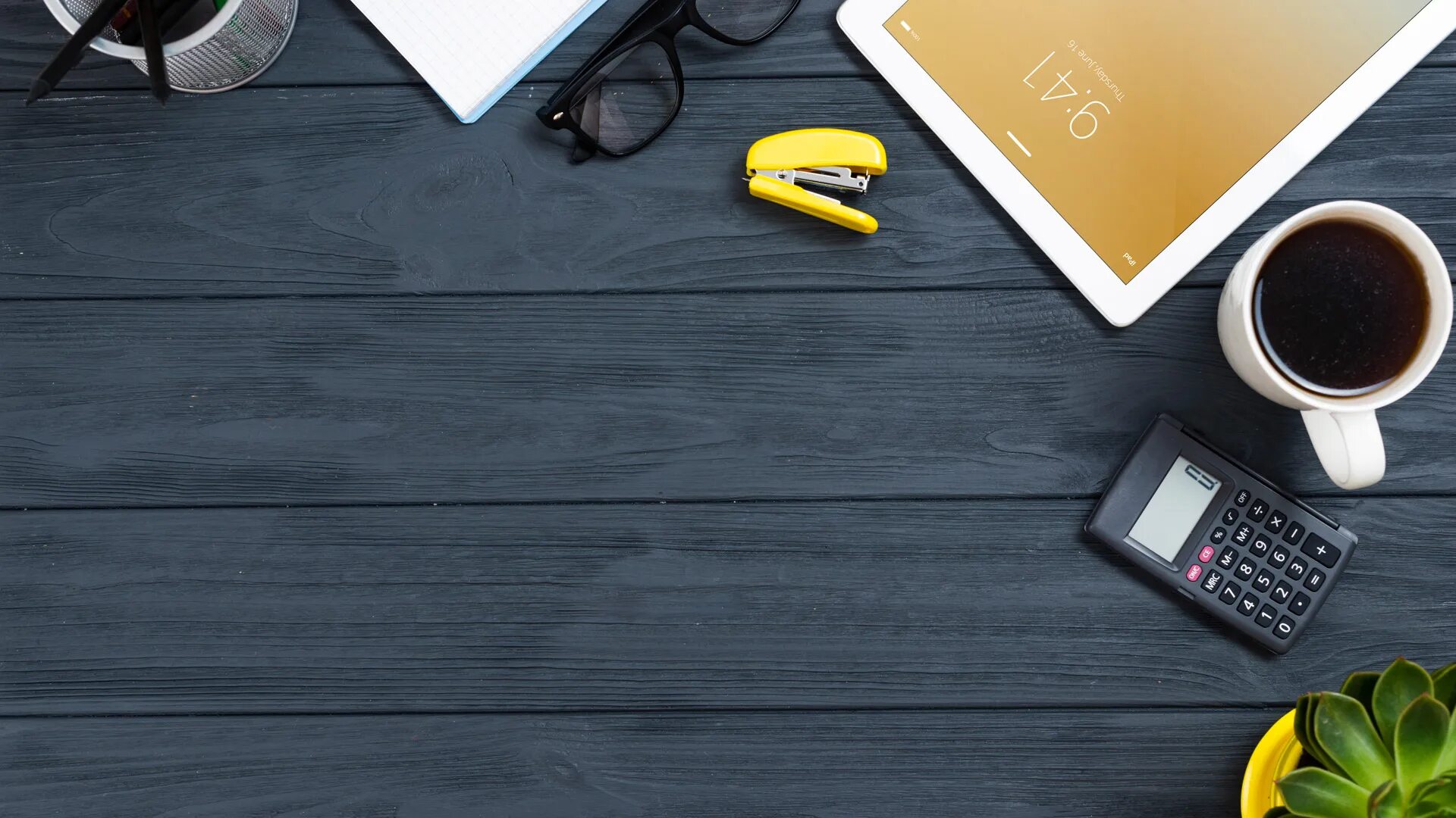 стол с макбуком. фон стол офис. стол сверху. рабочий стол на работе. Purse technology рециркулятор.