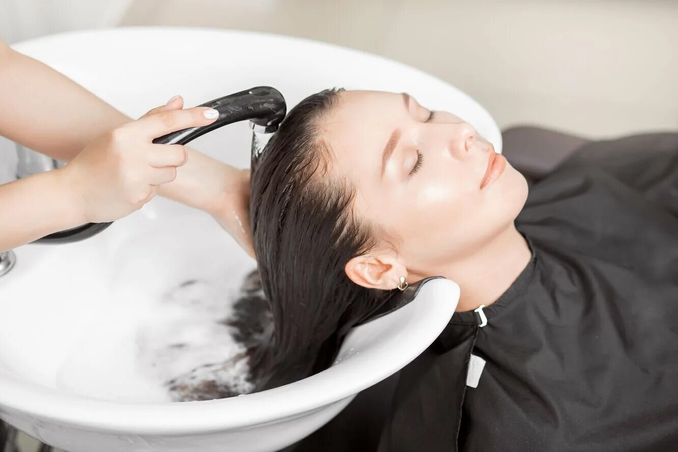 Мытье головы. Мытье волос в парикмахерской. Салон красоты мытье волос. Парикмахер мытье головы.