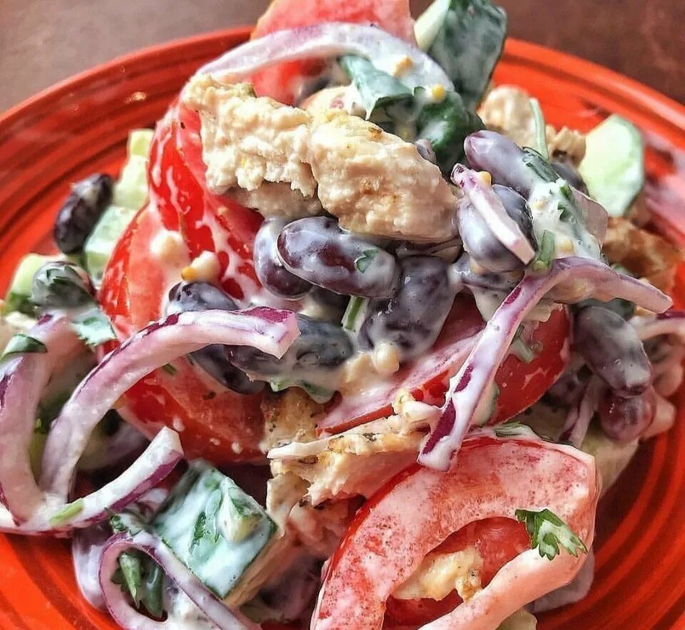 Салат с индейкой и фасолью. Салат с красной фасолью и помидорами. Салат с фасолью огурцом и помидором. Салат с фасолью и курицей. Салат с фасолью огурцом и помидором.