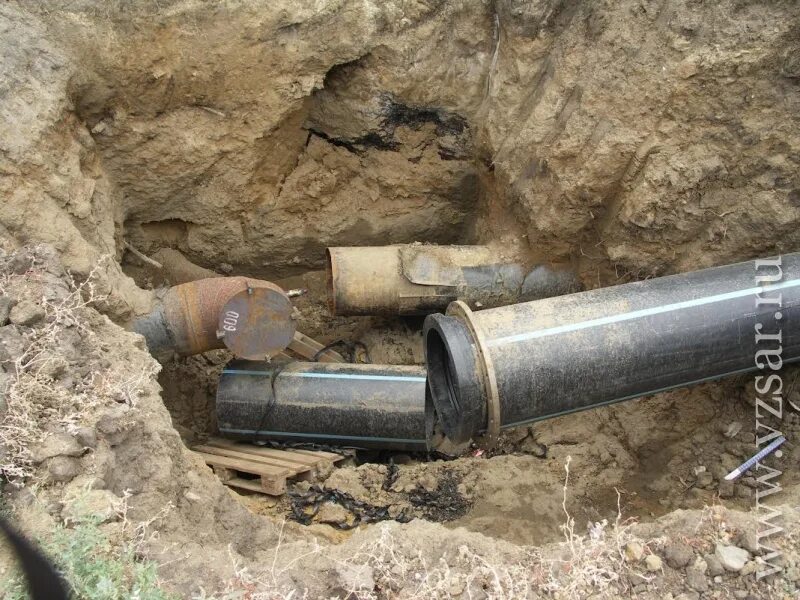 Кто делает водопровод. Кто делает водопровод. Врезка в трубопровод пнд под давлением ду 160. Монтаж водопровода и канализации. Врезка водопровода в 200 магистраль.