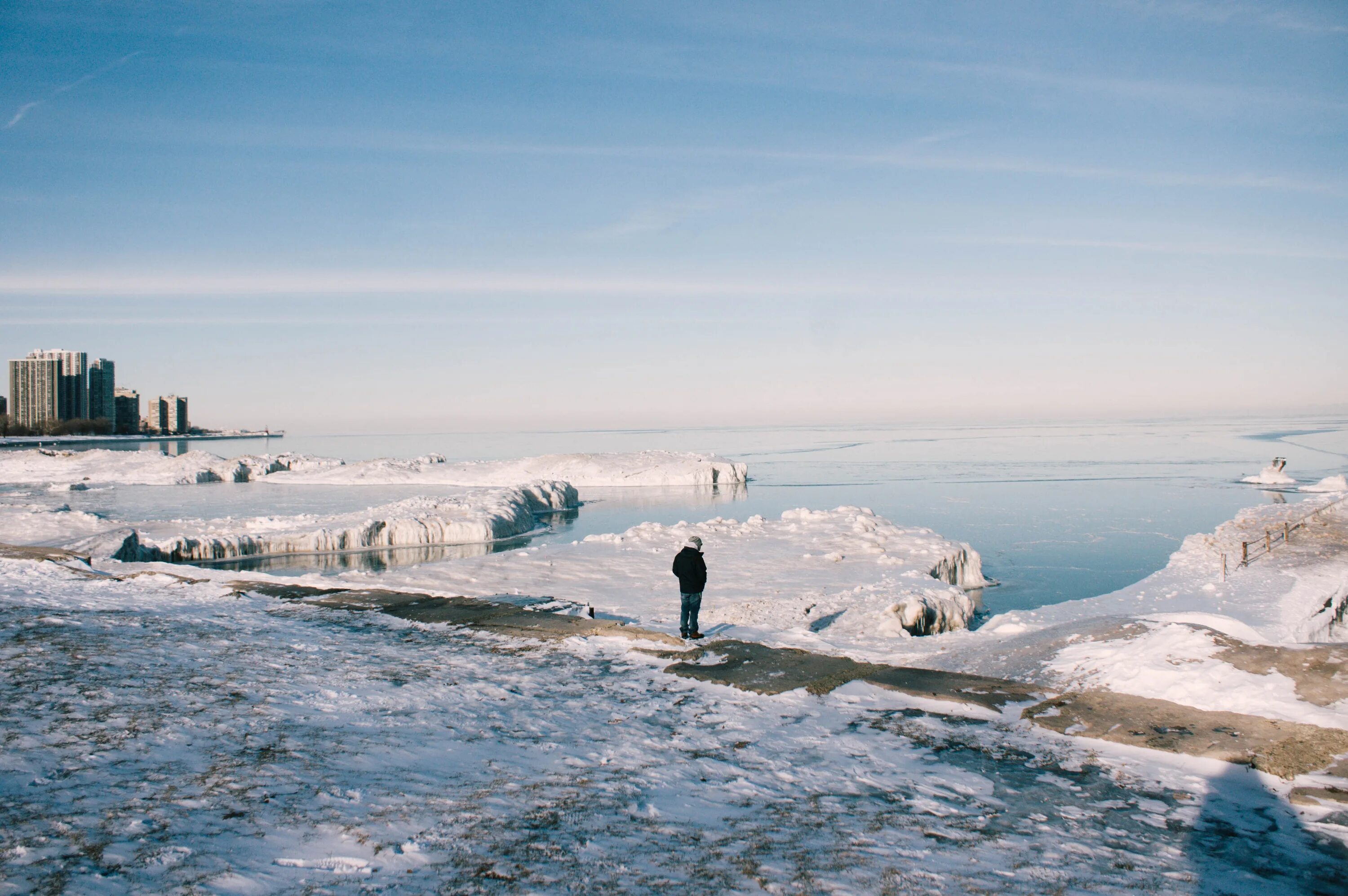 Какой город на северном побережье. Исландия Северный Ледовитый океан. Побережье Северного Ледовитого океана. Зимнее море. На берегу моря зимой.