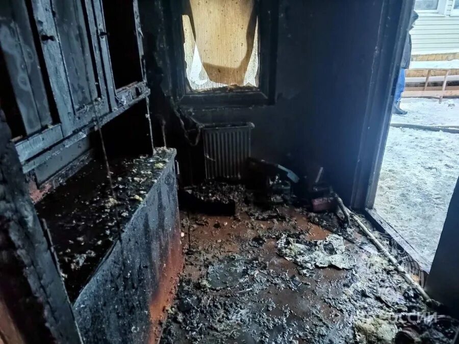 Пожар пугачева. Пожар в пугачеве саратовской области. Пожар в частном доме. Пожар люди прыгают из окон. Пожар пугачева.