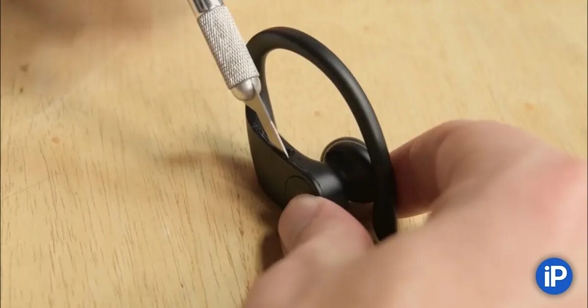iFixit разобрали Powerbeats Pro. Их нельзя починить